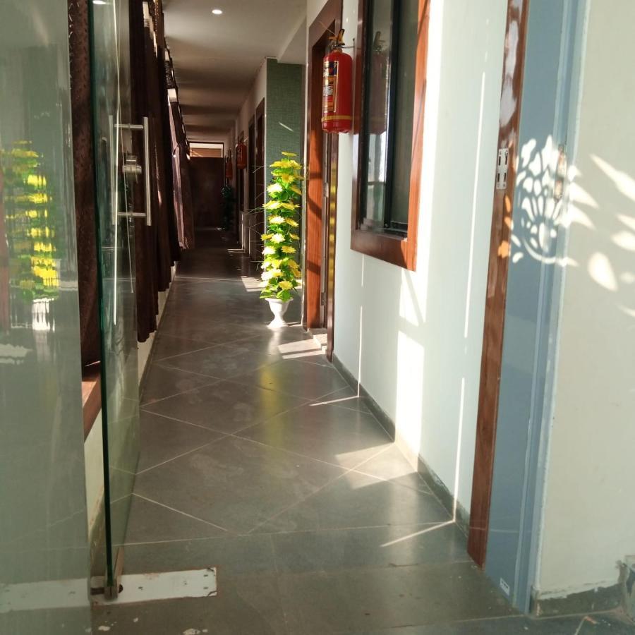 Hotel Mansarovar,바도다라 외부 사진